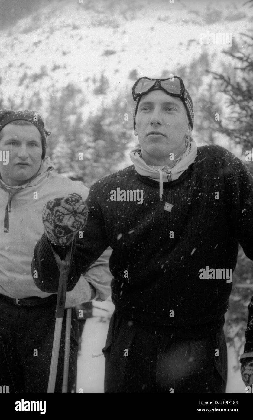 Zakopane, 1949-03-02. W Miêdzynarodowych Zawodach Narciarskich o Puchar Tatr wziê³o udzia³ przesz³o 250 zawodników i zawodniczek reprezentuj¹cych szeœæ pañstw: Czechos³owacjê, Wêgry, Rumuniê, Bu³gariê, Finlandiê i Polskê. Konkurencje alpejskie by³y utrudnione przez nag³e pogorszenie pogody, czêœæ konkurencji zosta³a powtórzona. Nz. m.in. zawodnik polski Stefan Dziedzic (P). uu PAP Zakopane, March 2, 1949. The Tatra Mountain Cup International Skiing Competition brought together over 250 competitors from 6 countries: Czechoslovakia, Hungary, Romania, Bulgaria, Finland and Poland. Sudden we Stock Photo