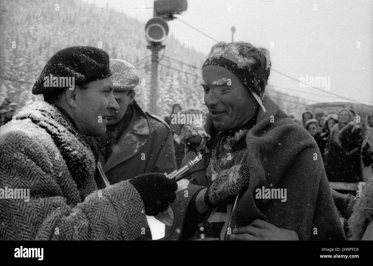 Zakopane, 1949-03-03. Miêdzynarodowe Zawody Narciarskie o Puchar Tatr (23 II-3 III). Meta biegu na 30 km na stadionie pod Krokwi¹. Nz. zwyciêzca turnieju Jaroslav Cardal z Czechos³owacji udziela wywiadu sprawozdawcy i dziennikarzowi sportowemu Witoldowi Dobrowolskiemu. ka  PAP      Zakopane, March 3, 1949. The International Skiing Tournement for the Tatra Mountains Cup (February 23 -March 3). The finishing line of the 30-kilometre cross country at the sport stadium under Krokiew. Pictured: winner of the tournement Jaroslav Cardal from Czechoslovakia grants an interview to sportscaster and jour Stock Photo