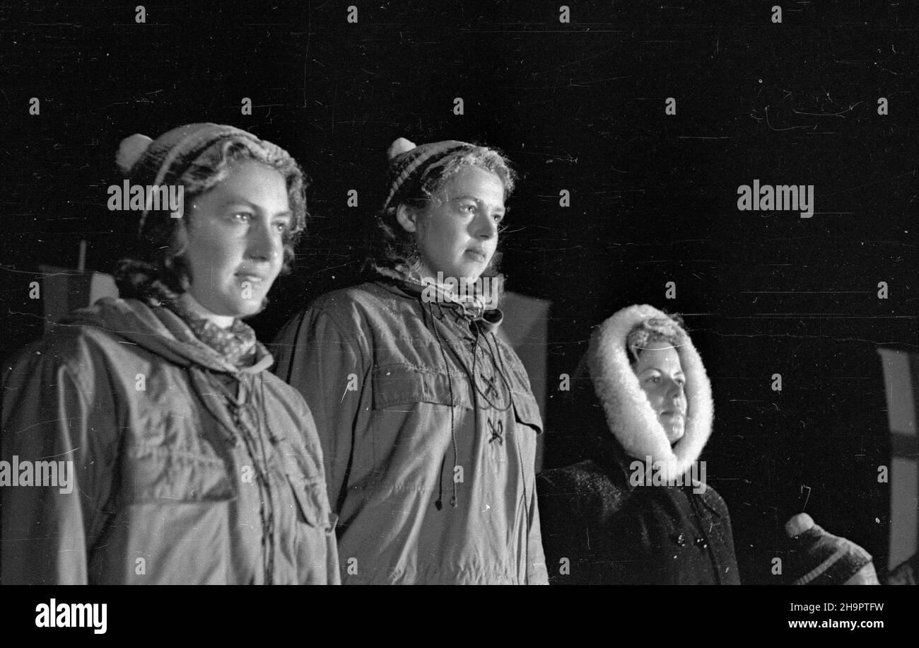 Zakopane, 1949-03-03. Miêdzynarodowe Zawody Narciarskie o Puchar Tatr (23 II-3 III). Uroczystoœæ zakoñczenia turnieju na stadionie sportowym pod Krokwi¹. Nz. dekoracja zawodniczek w konkurencji biegu zjazdowego. I miejsce zajê³a Bozena Moserova z Czechos³owacji, II miejsce Hilda Kollandova z Czechos³owacji , III miejsce Polka Teresa Kodelska. ka PAP Zakopane, March 3, 1949. The Tatra Mountain Cup International Skiing Competition (23 February - 3 March). The competition conclusion ceremony at the Krokiew stadium. Pictured: the decoration of women's downhill race winners - Czechoslovakia's Stock Photo