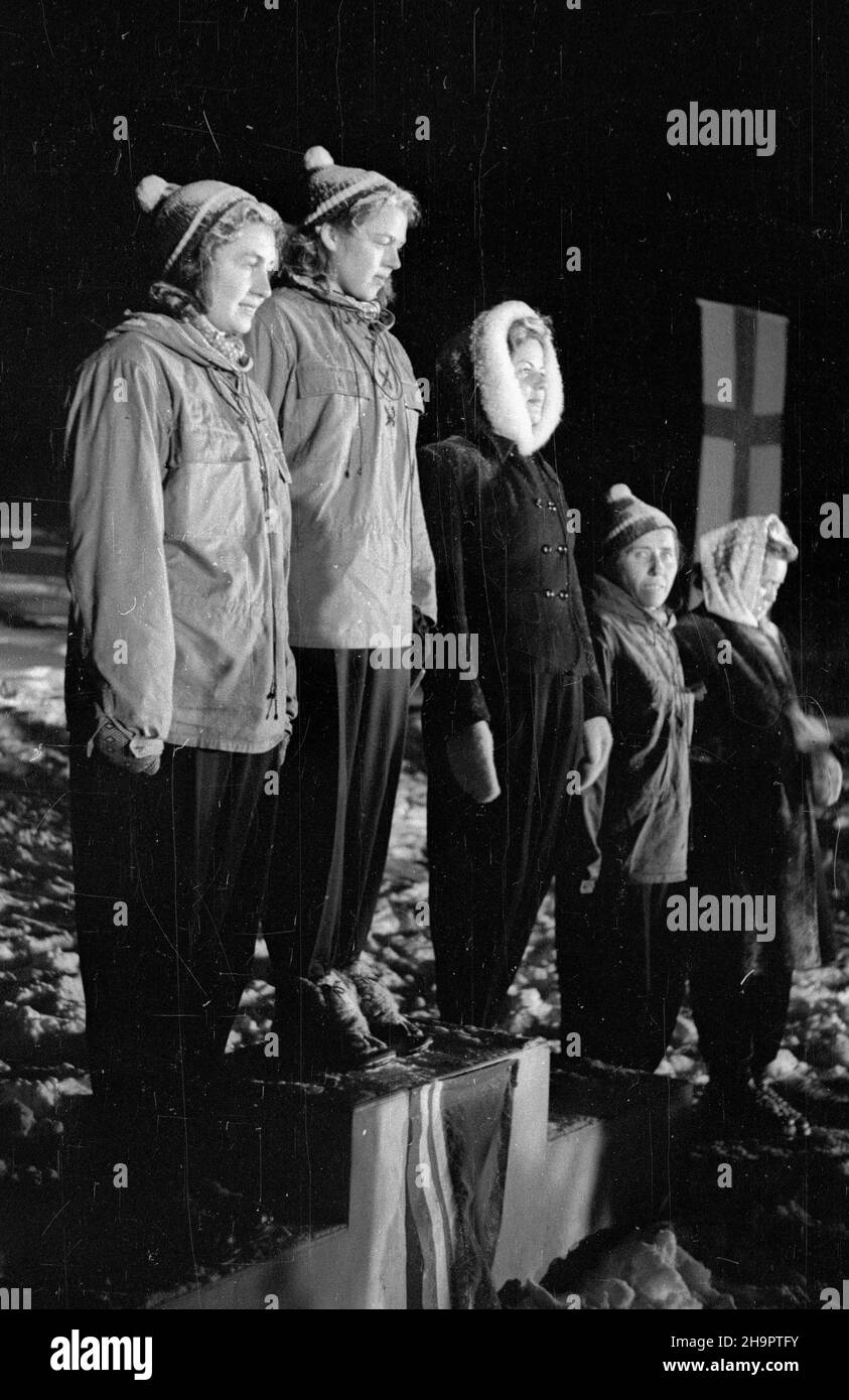 Zakopane, 1949-03-03. Miêdzynarodowe Zawody Narciarskie o Puchar Tatr (23 II-3 III). Uroczystoœæ zakoñczenia turnieju na stadionie sportowym Pod Krokwi¹. Nz. dekoracja zawodniczek w konkurencji biegu zjazdowego. I miejsce zajê³a Bozena Moserova z Czechos³owacji, II miejsce Hilda Kollandova z Czechos³owacji , III miejsce Polka Teresa Kodelska, IV miejsce Lelkova z Czechos³owacji, V miejsce Polka Maria Kowalska. ka PAP Zakopane, March 3, 1949. The Tatra Mountain Cup International Skiing Competition (23 February - 3 March). The competition conclusion ceremony at the Krokiew stadium. Picture Stock Photo