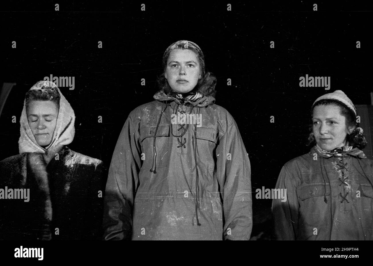 Zakopane, 1949-03-03. Miêdzynarodowe Zawody Narciarskie o Puchar Tatr (23 II-3 III). Uroczystoœæ zakoñczenia turnieju na stadionie sportowym pod Krokwi¹. Nz. dekoracja zawodniczek w konkurencji slalomu. I miejsce zajê³a Bozena Moserova z Czechos³owacji, II miejsce Polka Maria Kowalska, III miejsce Krbcova z Czechos³owacji. ka PAP Zakopane, March 3, 1949. The Tatra Mountain Cup International Skiing Competition (23 February - 3 March). The competition conclusion ceremony at the Krokiew stadium. Pictured: the decoration of women's slalom winners - Czechoslovakia's Bozena Moserova (1st), Pol Stock Photo