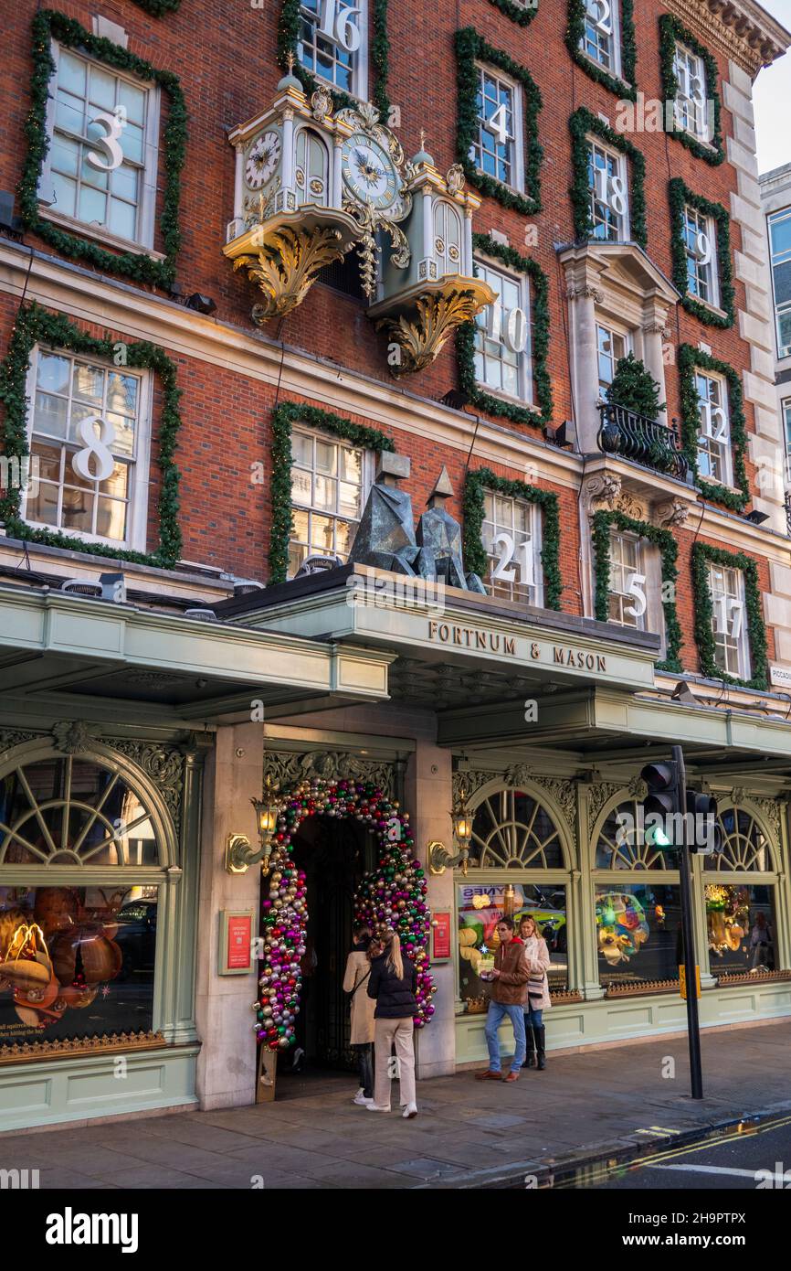 UK, England, London, Piccadilly, Fortnum and Mason shop at Christmas Stock Photo