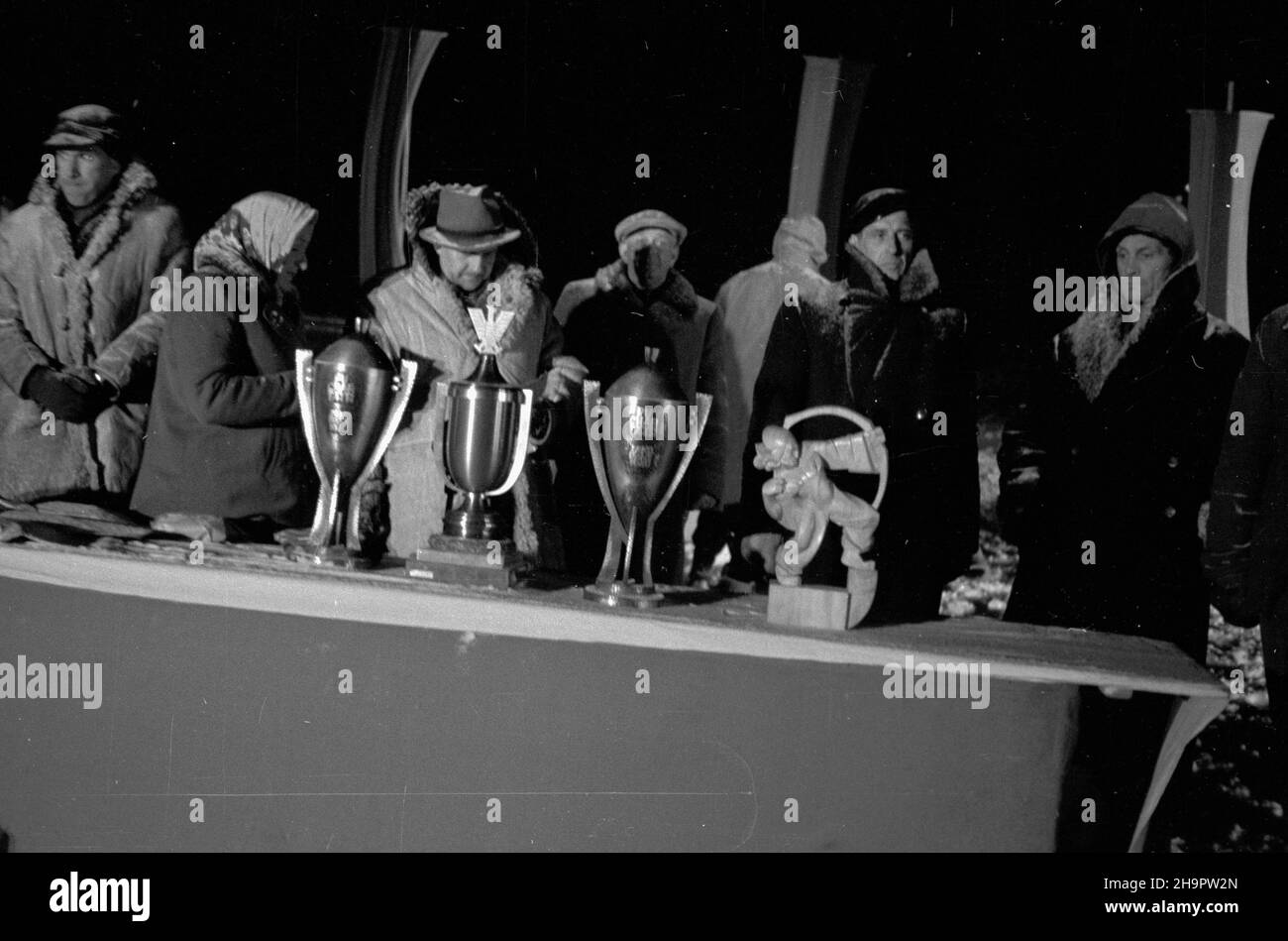 Zakopane, 1949-03-03. Miêdzynarodowe Zawody Narciarskie o Puchar Tatr (23 II-3 III). Uroczystoœæ zakoñczenia turnieju na stadionie sportowym pod Krokwi¹. Nz. puchary dla najlepszych zawodników. ka  PAP      Zakopane, March 3, 1949. The International Skiing Tournement for the Tatra Mountains Cup (February 23 -March 3). The ceremony winding up tournement at the sport stadium under Krokiew. Pictured: Cups for top skiers.  ka  PAP Stock Photo