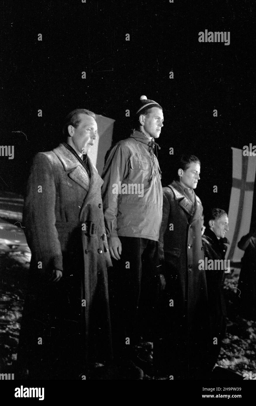 Zakopane, 1949-03-03. Miêdzynarodowe Zawody Narciarskie o Puchar Tatr (23 II-3 III). Uroczystoœæ zakoñczenia turnieju na stadionie sportowym pod Krokwi¹. Nz. na podium: Eero Salonen z Finlandii (1L), reprezentant Polski Stanis³aw Bukowski (1P), Suomalainen z Finlandii (2P). ka PAP Zakopane, March 3, 1949. The International Skiing Tournement for the Tatra Mountains Cup (February 23 -March 3). The ceremony winding up tournement at the sport stadium under Krokiew. Pictured: on the podium Finland's Eero Salonen (1st left), Poland's Stanislaw Bukowski (1st right) and Suomalainen (2nd right). Stock Photo