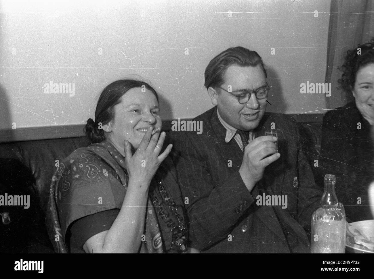 Szczecin, 1949-03-14. W ramach Tygodnia PrzyjaŸni Polsko-Czechos³owackiej przebywa³a w Polsce delegacja przedstawicieli rz¹du i œwiata nauki i kultury Republiki Czechos³owackiej (m.in: slawista prof. dr Julian Dolansky, ekonomista prof. dr Jan Janaczek, prawnik prof. dr Józef Tureczek z ma³¿onk¹ adwokatem Ludmi³¹ Tureczek, aktywistki ruchu kobiecego Anna Nowa i Maria Syrovatkowa, jêzykoznawca Rudolf Marlian, muzykolog Konstanty Hudec, literat Michal Provozen). Goœcie zwiedzali miasto i odbyli wycieczkê po porcie lodo³amaczem Swaro¿yc. Nz. wspólne toasty.  mw  PAP      Szczecin, March 14, 1949. Stock Photo