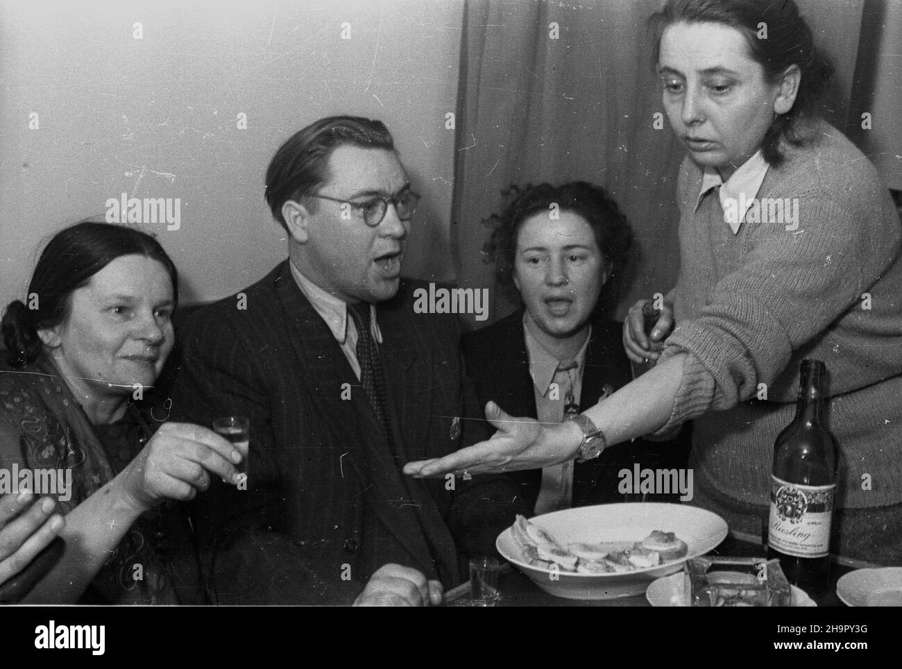 Szczecin, 1949-03-14. W ramach Tygodnia PrzyjaŸni Polsko-Czechos³owackiej przebywa³a w Polsce delegacja przedstawicieli rz¹du i œwiata nauki i kultury Republiki Czechos³owackiej (m.in: slawista prof. dr Julian Dolansky, ekonomista prof. dr Jan Janaczek, prawnik prof. dr Józef Tureczek z ma³¿onk¹ adwokatem Ludmi³¹ Tureczek, aktywistki ruchu kobiecego Anna Nowa i Maria Syrovatkowa, jêzykoznawca Rudolf Marlian, muzykolog Konstanty Hudec, literat Michal Provozen). Goœcie zwiedzali miasto i odbyli wycieczkê po porcie lodo³amaczem Swaro¿yc. Nz. wspólne toasty.  mw  PAP      Szczecin, March 14, 1949. Stock Photo