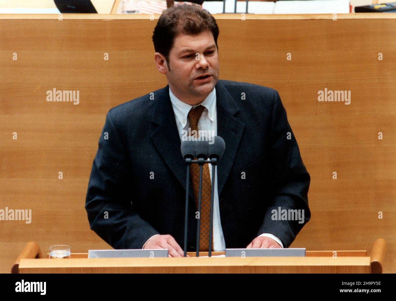 Der SPD-Bundestagsabgeordnete Olaf Scholz im November 1998 am Rednerpult im Deutschen Bundestag. Stock Photo