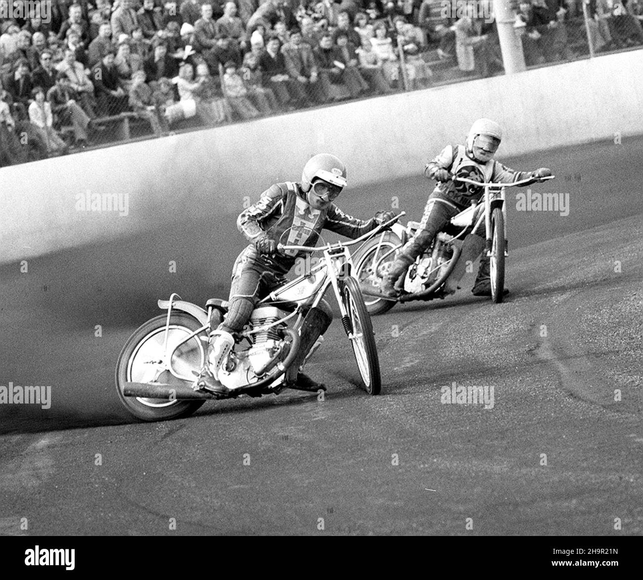 Gdañsk, 02.04.1978. Wystartowa³a I liga ¿u¿lowców. Wybrze¿e Gdañsk pokona³o W³ókniarza Czêstochowa 56:51. N/z: Zenon Plech (L) - Wybrze¿e, wygra³ VI bieg przed Markiem Cieœlakiem (P) z W³ókniarza. (mr) PAP/Stefan Kraszewski     Gdansk, 02.04.1978. First league cinder-track racing. Pictured: Zenon Plech (L) from Wybrzeze, who won 6th race over Marek Cieslak (R) from Wlokniarz Czestochowa. (mr) PAP/Stefan Kraszewski Stock Photo