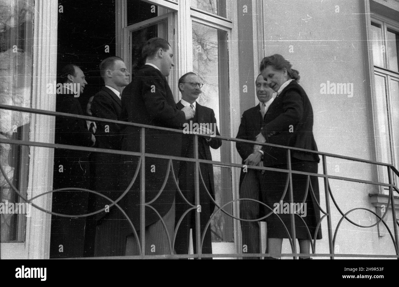 Warszawa, 1949-04-05. Belweder. Z³o¿enie listów uwierzytelniaj¹cych przez ambasadora Belgii Artura Josepha Alexisa Wautersa. Nz. m.in.: sekretarka prezydenta Wanda Górska (1P), szef protoko³u dyplomatycznego Adam Gubrynowicz (2P), szef Kancelarii Prezydenta Kazimierz Mijal (1L). msa PAP Warsaw, April 5, 1949. Belvedere Palace. Pompeian Hall. A ceremony to present credetials by Belgium's ambassador Artur Joseph Alexis Wauters. Pictured: President's secretary Wanda Gorska (1st right), head of diplomatic protocol Adam Gubrynowicz (2nd right), head of Presidential Chancellery Kazimierz Mija Stock Photo
