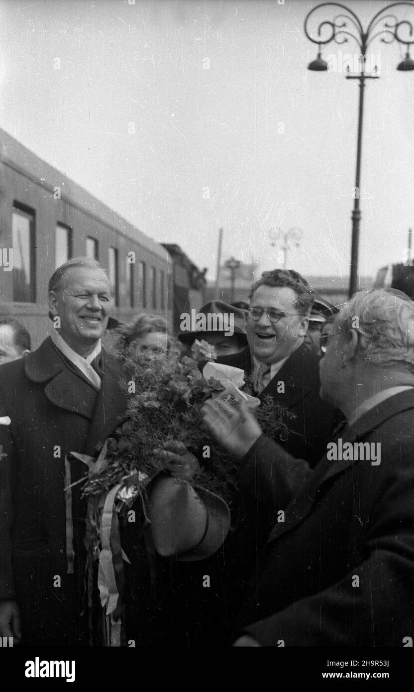 Warszawa, 1949-04-04. Powitanie aktorów Pañstwowego Moskiewskiego Teatru Dramatycznego, którzy przyjechali na tourne po Polsce. Nz. powitanie aktorów radzieckich. Od lewej stoj¹: dyrektor teatru, aktor dramatyczny Niko³aj Och³opkow, ambasador ZSRR w Polsce Wiktor Lebiediew, aktor Aleksander Zelwerowicz. msa  PAP      Warsaw, April 4, 1949. The welcoming ceremony for actors of Moscow State Dramatic Theater who arrived for a tour of Poland. Pictured: the welcoming ceremony. Standing, from left: director of the theater, dramatic actor Nikolay Okhlopkov (1st left), Soviet Union's ambassador to Pol Stock Photo