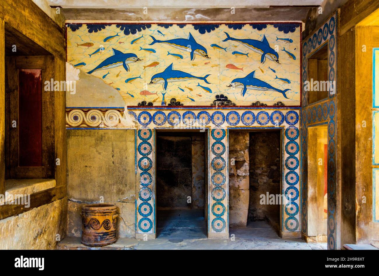 Dolphin frescoes (replica) in the Queen's bath (1600-1400 BC), Minoan Palace of Knossos by King Minos, built between 2100 and 1800 BC, Crete Stock Photo