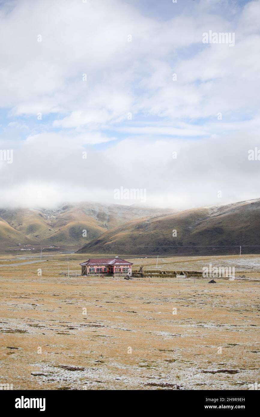 Lone Tibetan House on Tibetan Plateau grassland in China Stock Photo