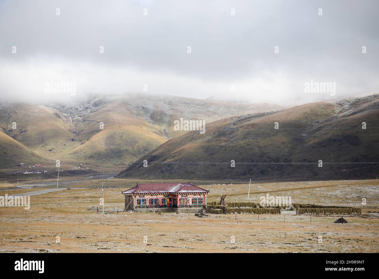 Lone Tibetan House on Tibetan Plateau grassland in China Stock Photo