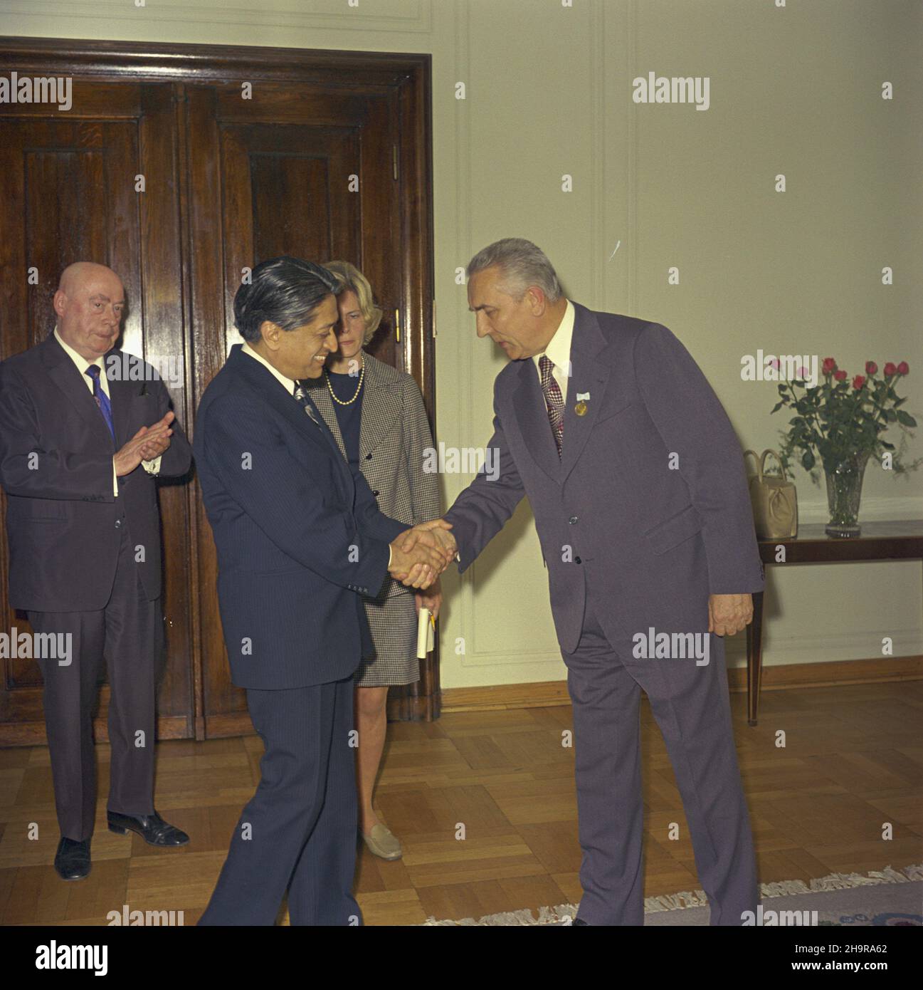 Warszawa 05.1974. W gmachu Komitetu Centralnego Polskiej Zjednoczonej Partii Robotniczej I sekretarz KC PZPR Edward Gierek (P) przyj¹³ Sekretarza Generalnego Œwiatowej Rady Pokoju, wybitnego dzia³acza politycznego z Indii Romesha Chandrê (2L). W imieniu prezydium ŒRP Chandra wrêczy³ Edwardowi Gierkowi Z³oty Medal Pokoju im. Fryderyka Joliot-Curie. Z lewej przewodnicz¹cy Ogólnopolskiego Komitetu Pokoju Józef Cyrankiewicz. uu  PAP/Jan Morek    Dok³adny dzieñ wydarzenia nieustalony.         Warsaw May 1974. First secretary of the Central Committee of the Polish United Workers' Party Edward Gierek Stock Photo