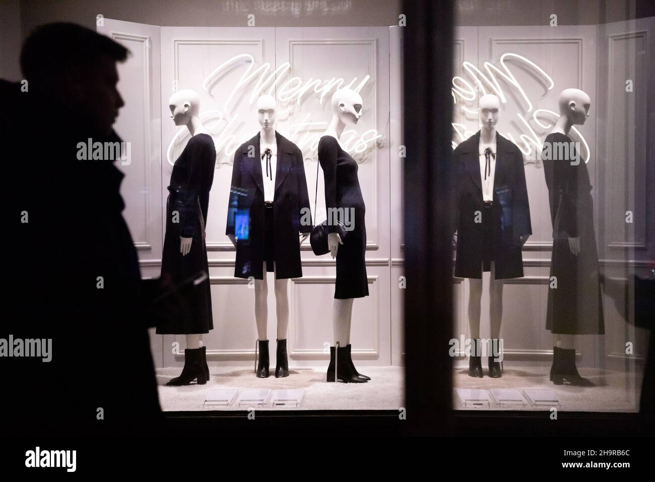 Louis Vuitton Christmas Showcase, Mannequins on the Background of