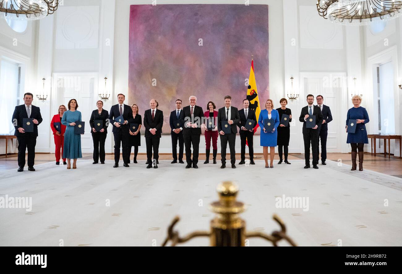 08 December Berlin: President Frank-Walter Steinmeier (centre) poses for a photo with members of the new Federal at Bellevue Palace. (l-r) Hubertus Heil (SPD), Federal Minister of Labour and
