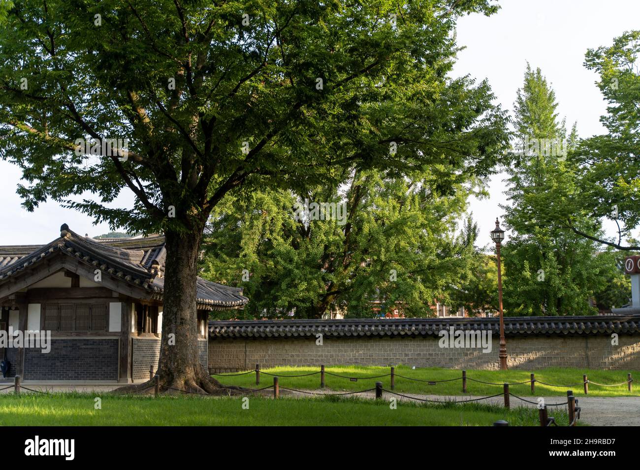 Traditional architecture of the Bukchon Hanok Village Stock Photo - Alamy