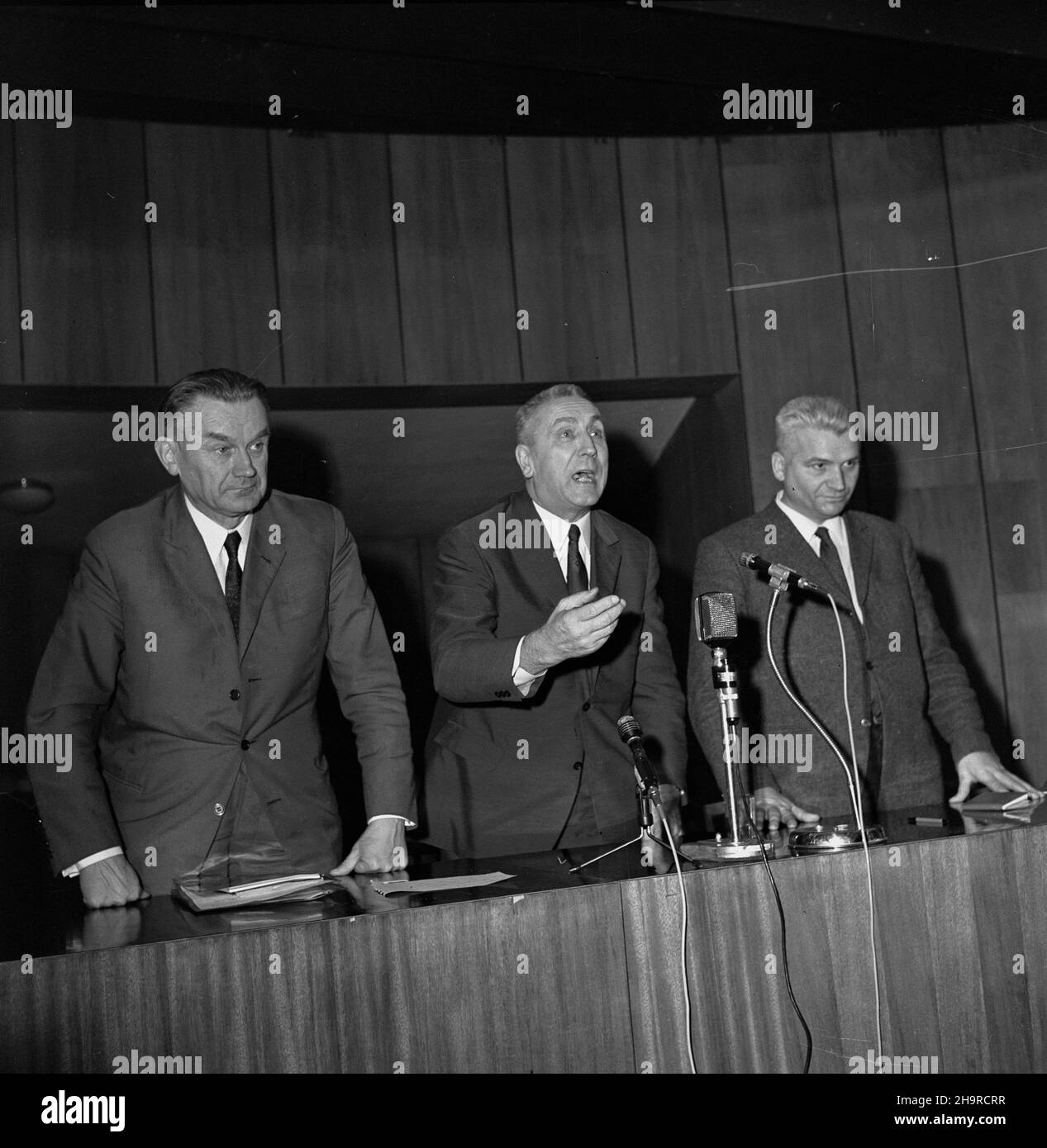 Szczecin, 1971-01-24. 22.01.1971 roku ponownie wybuch³y strajki w Szczecinie i Gdañsku. Dwa dni póŸniej Edward Gierek wraz z przedstawicielami najwy¿szych w³adz PRL spotka³ siê ze stoczniowcami Stoczni Szczeciñskiej im. Adolfa Warskiego. Podczas tego spotkania pad³y s³ynne s³owa: [...] jak, pomo¿ecie? Nz. od lewej: premier Piotr Jaroszewicz, I sekretarz KC PZPR Edward Gierek, I sekretarz Komitetu Wojewódzkiego w Gdañsku Alojzy Karkoszka. ad  PAP/Janusz Uklejewski    Szczecin, Jan. 24, 1971. On Jan. 22, 1971 strikes broke out again in Szczecin and Gdansk. Two days later Edward Gierek together w Stock Photo