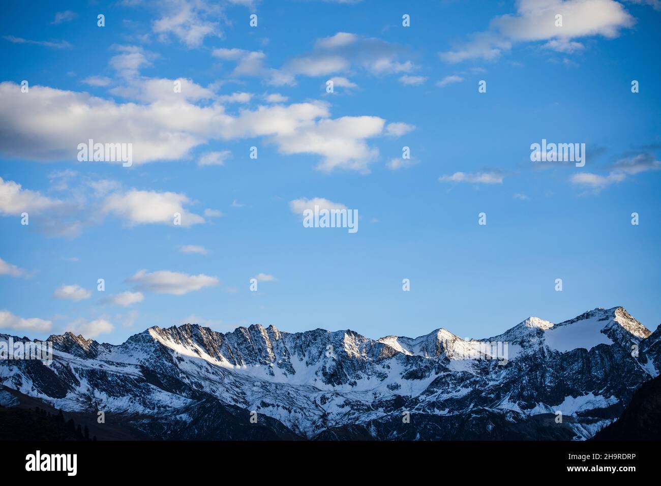 Tips of snow capped mountains hi-res stock photography and images - Alamy