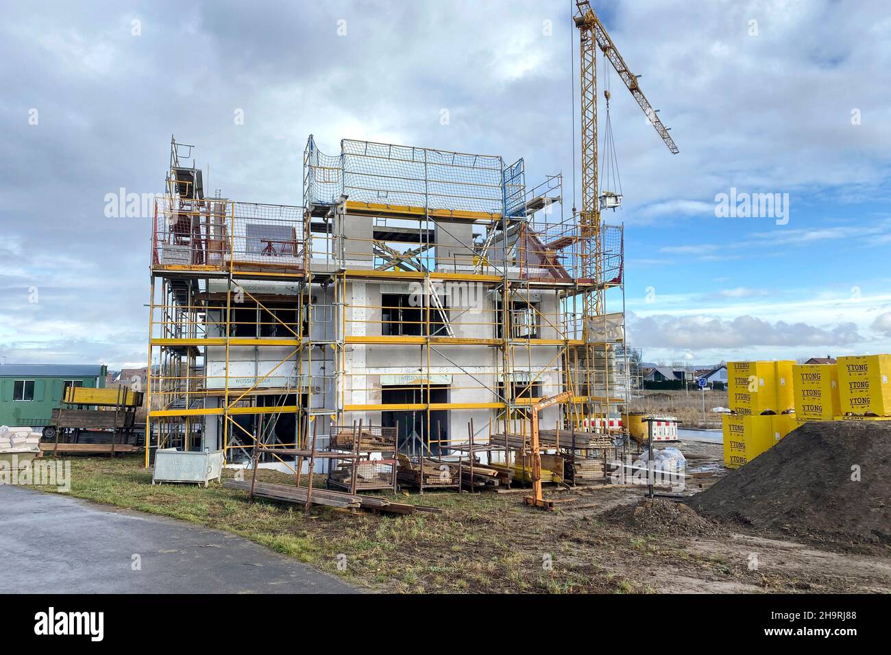 Gaeufelden, Deutschland. 05th Dec, 2021. House construction, single