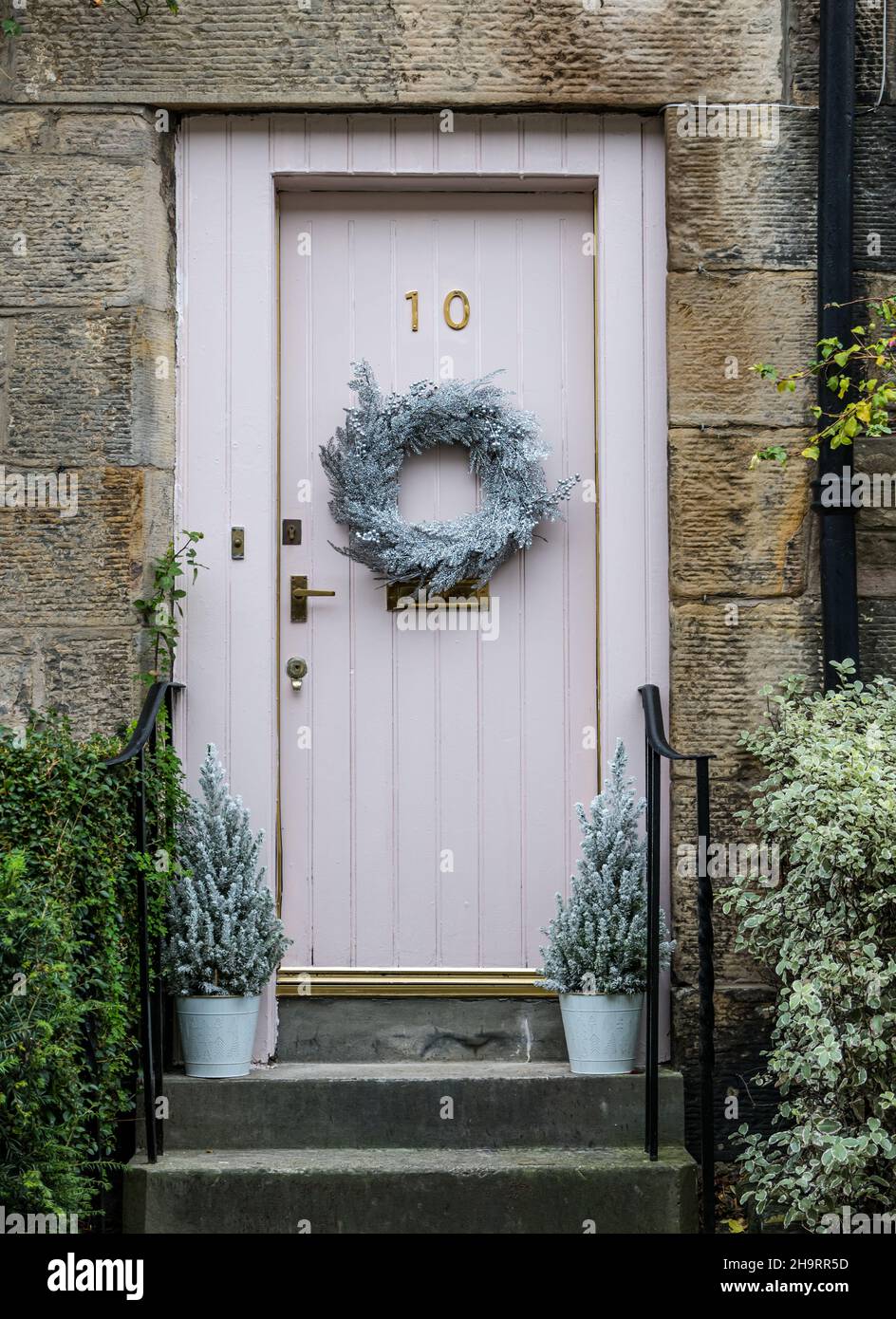 Pink painted front door with Christmas wreath, Circus Lane, Stockbridge, Edinburgh, Scotland, UK Stock Photo