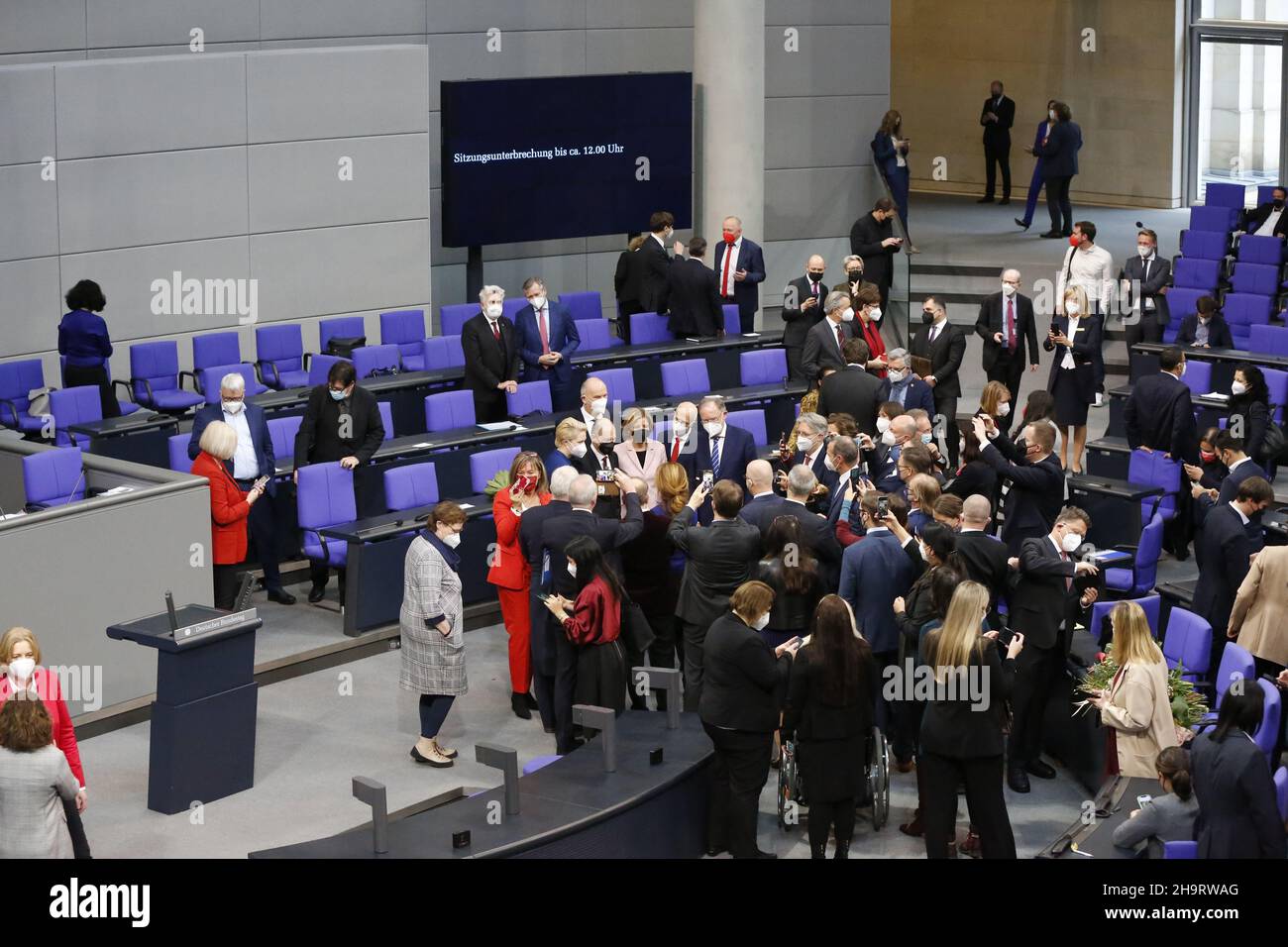 Berlin, Berlin-Tiergarten, Germany. 8th Dec, 2021. Berlin: In the Bundestag for the election of the new Federal Chancellor in the Reichstag building (Credit Image: © Simone Kuhlmey/Pacific Press via ZUMA Press Wire) Stock Photo