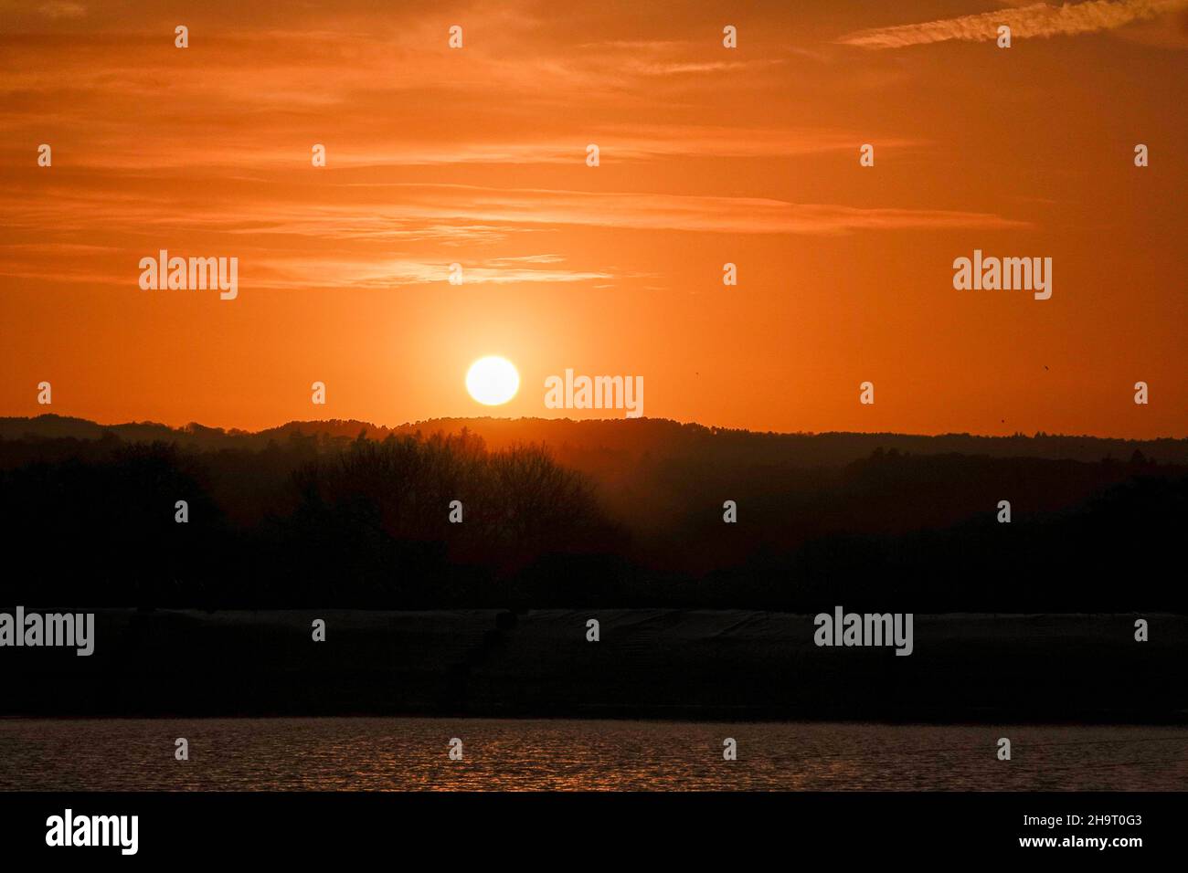 Tuesley Farm, Godalming. 08th December 2021. A cold but dry end to the day for the Home Counties. Sunset over Tuesley Farm in Godalming, Surrey. Credit: james jagger/Alamy Live News Stock Photo