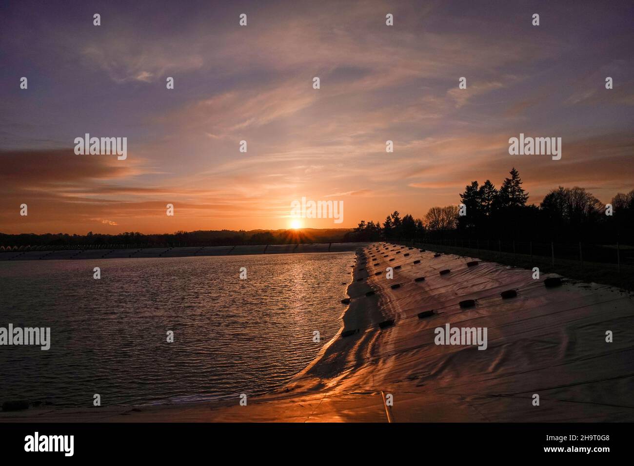 Tuesley Farm, Godalming. 08th December 2021. A cold but dry end to the day for the Home Counties. Sunset over Tuesley Farm in Godalming, Surrey. Credit: james jagger/Alamy Live News Stock Photo