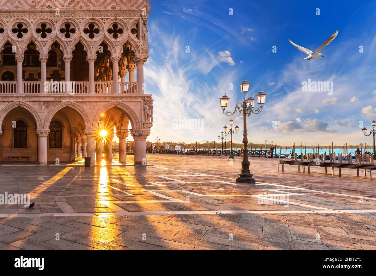 Sunrise on doges palace hi-res stock photography and images - Alamy