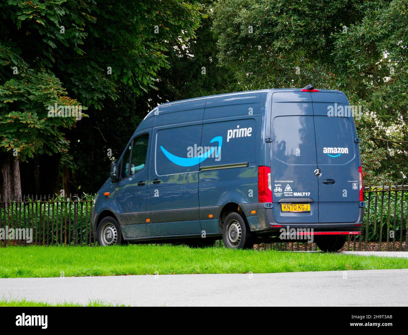 Amazon delivery uk van hi-res stock photography and images - Alamy
