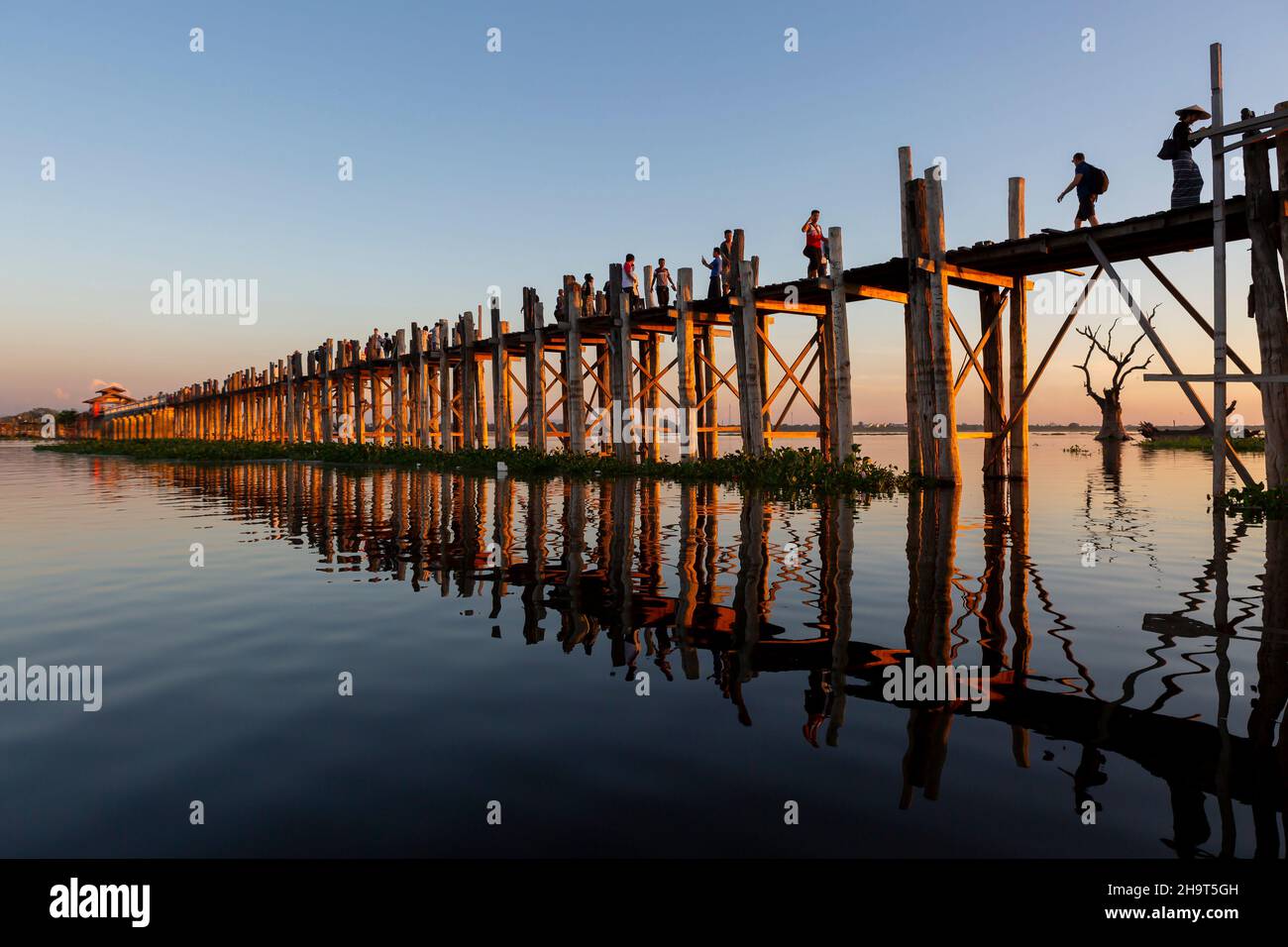 U bein silhouette hi-res stock photography and images - Alamy