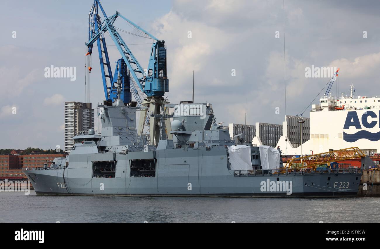 Hamburg Hafen - Fregatte F223 / Hamburg Harbour - Frigate F223 Stock ...
