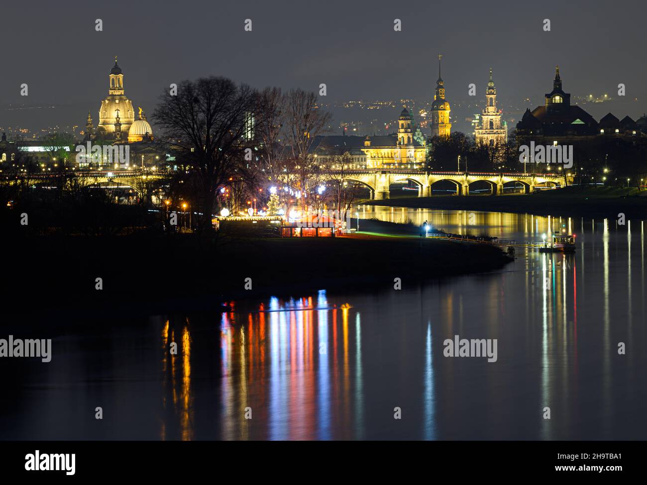 Dresden, Germany. 08th Dec, 2021. The beer garden 'Fährgarten' in the Dresden district Johannstadt is decorated for Christmas in front of the Old Town with the Frauenkirche (l-r), the dome of the Academy of Arts, the Ständehaus, the Hausmannsturm, the Hofkirche and the State Chancellery. Credit: Robert Michael/dpa-Zentralbild/dpa/Alamy Live News Stock Photo
