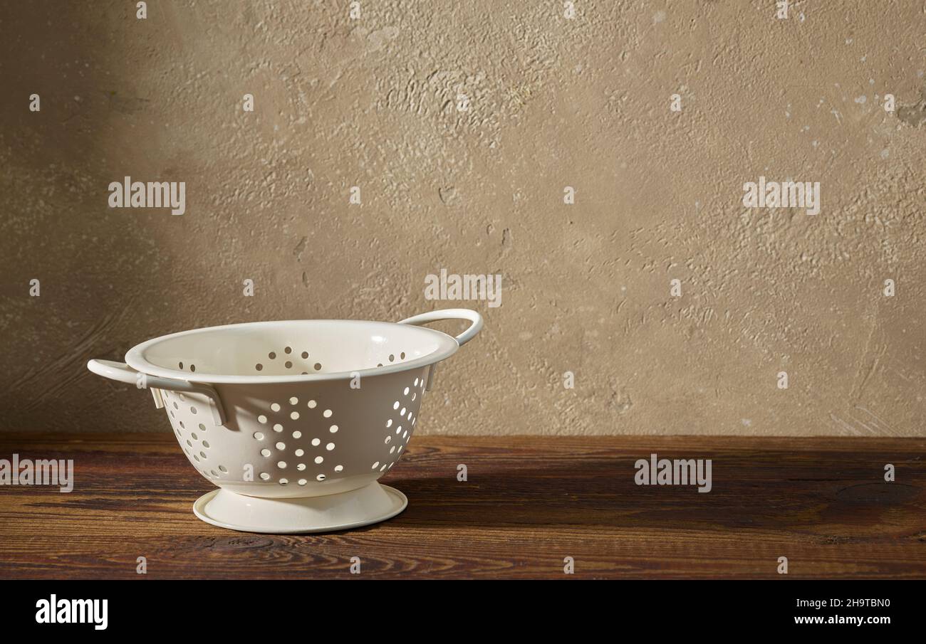 Colander beige kitchen equipment hi-res stock photography and images - Alamy