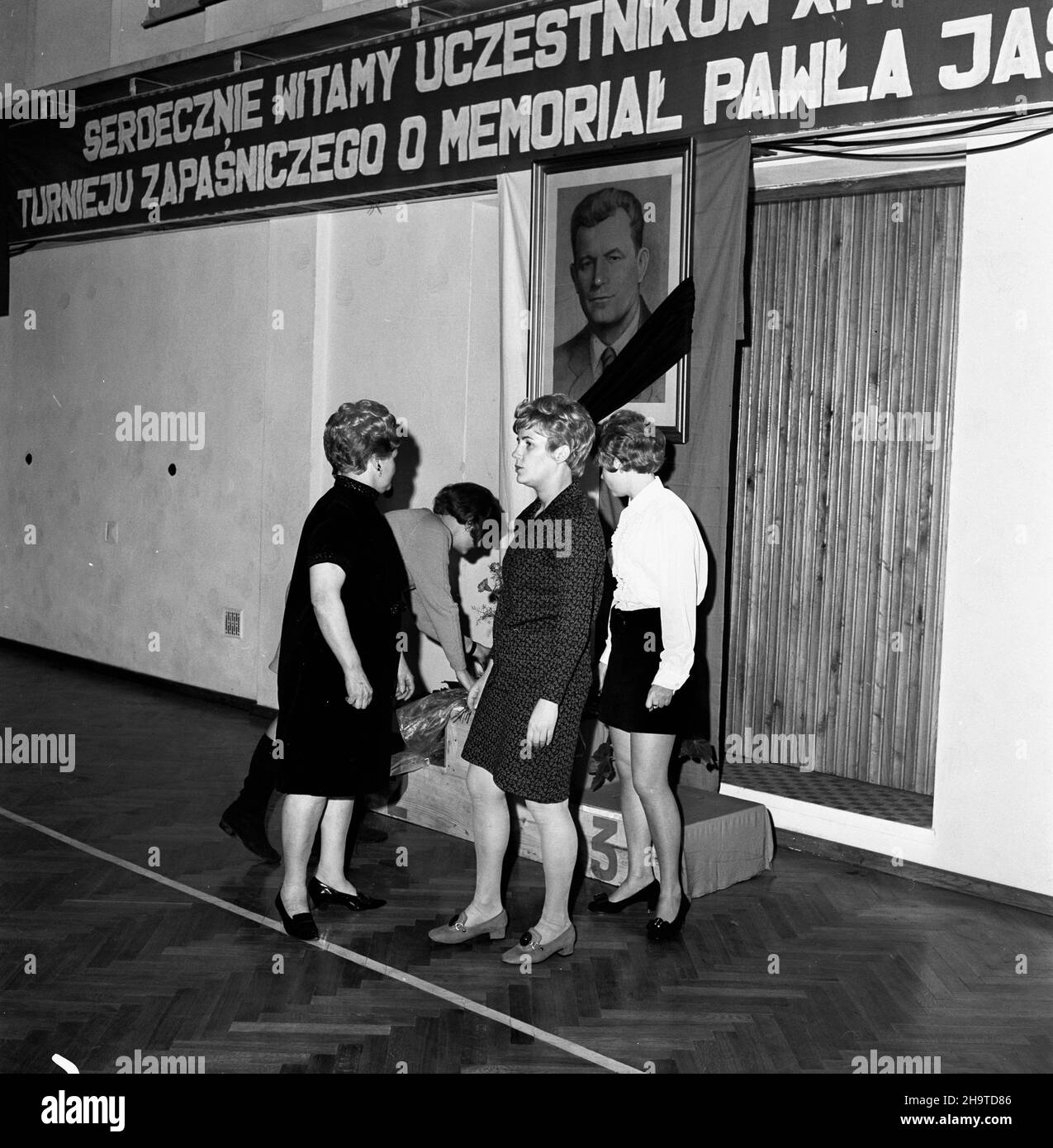 Katowice, 1969-12-06. XIV Miêdzynarodowy Turniej Zapaœniczy o memoria³ Paw³a Jasiñskiego odbywaj¹cy siê w dniach 6 - 7 grudnia 1969 r. w hali sportowej huty Baildom. Nz. rodzina Paw³a Jasiñskiego sk³ada kwiaty pod jego portretem. mb PAP/Kazimierz Seko Katowice, Dec. 6, 1969. The 14th International Wrestling Tournament for the Pawel Jasinski Memorial held at the Baildon steel-works sports hall in December 6 and 7, 1969. Pictured: the inauguration of the tournemeant. Pictured: Pawl Jasinski's family lays flowers at his portrait. mb PAP/Kazimierz Seko Stock Photo