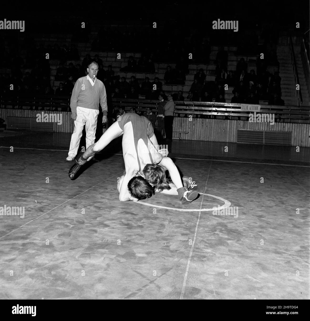 Katowice, 1969-12-06. XIV Miêdzynarodowy Turniej Zapaœniczy o memoria³ Paw³a Jasiñskiego odbywaj¹cy siê w dniach 6 - 7 grudnia 1969 r. w hali sportowej huty Baildom. Nz. walcz¹ Jakel Falke z NRD i Ryszard Grzegorzewski z GKS Podlasie. mb PAP/Kazimierz Seko Katowice, Dec. 6, 1969. The 14th International Wrestling Tournament for the Pawel Jasinski Memorial held at the Baildon steel-works sports hall in December 6 and 7, 1969. Pictured: Jakel Falke of the GDR and Ryszard Grzegorzewski of GKS Podlasie. mb PAP/Kazimierz Seko Stock Photo