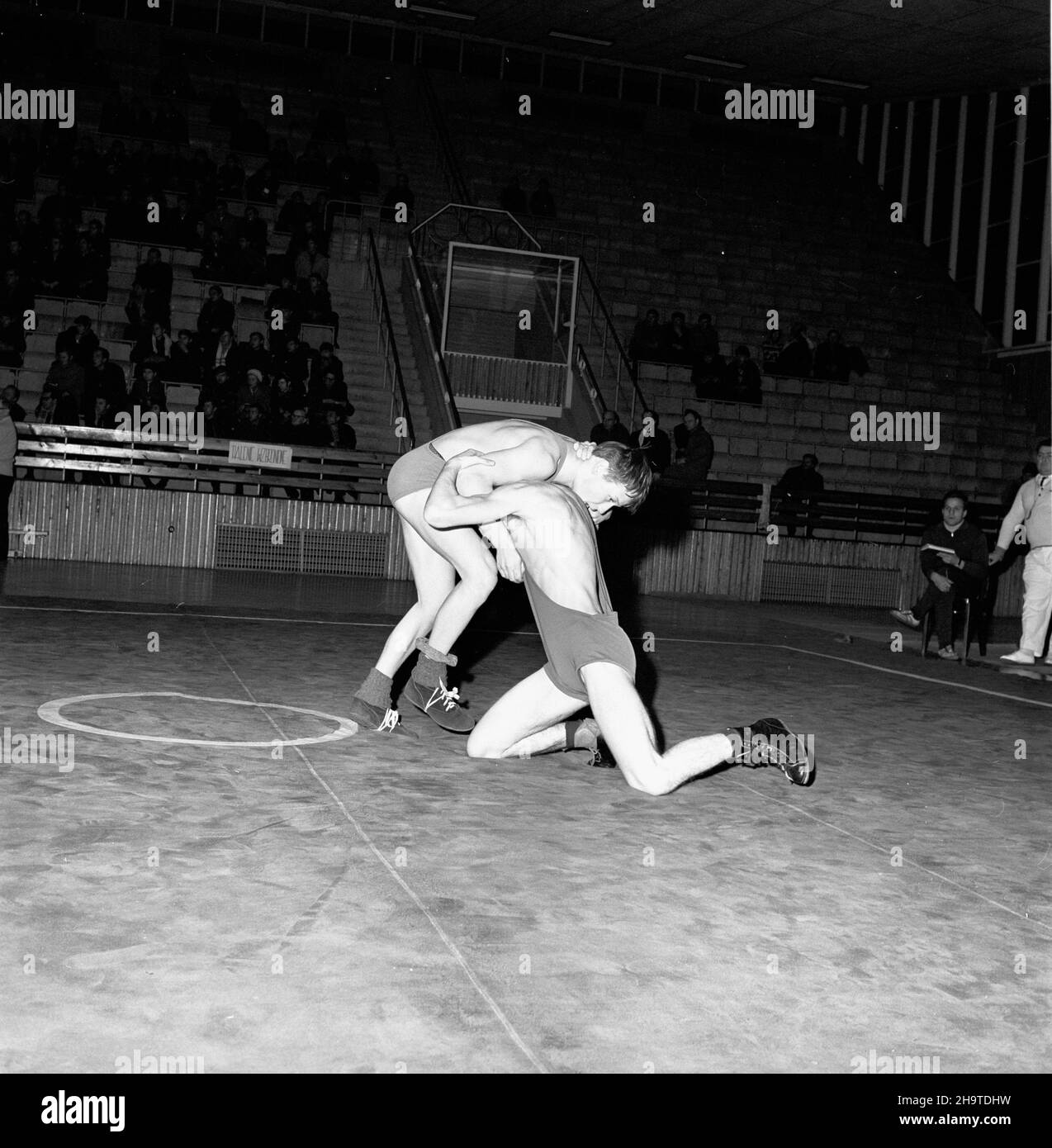 Katowice, 1969-12-06. XIV Miêdzynarodowy Turniej Zapaœniczy o memoria³ Paw³a Jasiñskiego odbywaj¹cy siê w dniach 6 - 7 grudnia 1969 r. w hali sportowej huty Baildom. Nz. walcz¹ Jakel Falke z NRD i Ryszard Grzegorzewski z GKS Podlasie. mb PAP/Kazimierz Seko Katowice, Dec. 6, 1969. The 14th International Wrestling Tournament for the Pawel Jasinski Memorial held at the Baildon steel-works sports hall in December 6 and 7, 1969. Pictured: Jakel Falke of the GDR and Ryszard Grzegorzewski of GKS Podlasie. mb PAP/Kazimierz Seko Stock Photo