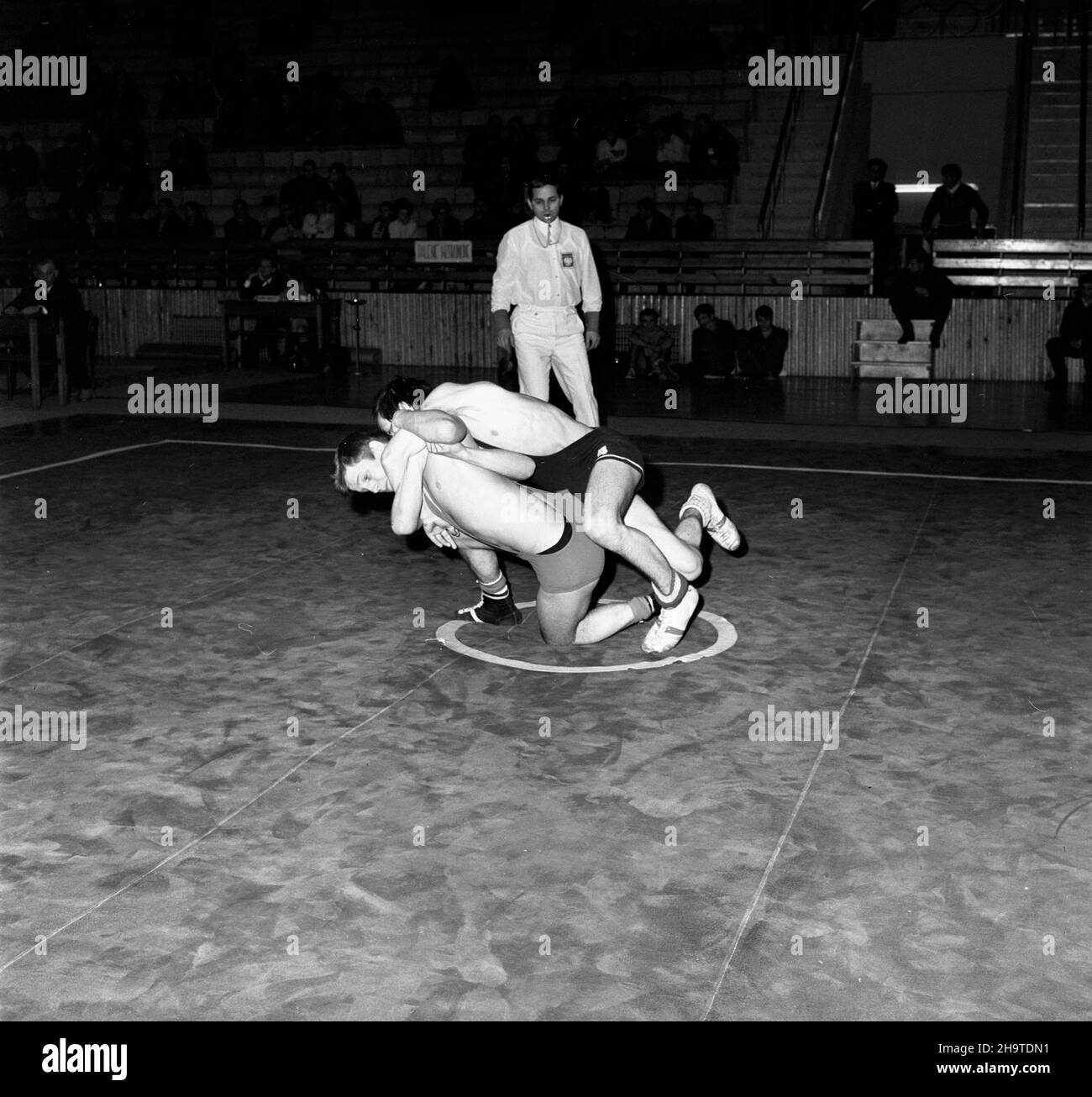 Katowice, 1969-12-06. XIV Miêdzynarodowy Turniej Zapaœniczy o memoria³ Paw³a Jasiñskiego odbywaj¹cy siê w dniach 6 - 7 grudnia 1969 r. w hali sportowej huty Baildom. Nz. Jurgen Penquitt z NRD i Pawe³ Tic z Banik Ostrava. mb PAP/Kazimierz Seko Katowice, Dec. 6, 1969. The 14th International Wrestling Tournament for the Pawel Jasinski Memorial held at the Baildon steel-works sports hall in December 6 and 7, 1969. Pictured: Jurgen Penquitt from GDR and Pawel Tic from Banik Ostrava. mb PAP/Kazimierz Seko Stock Photo
