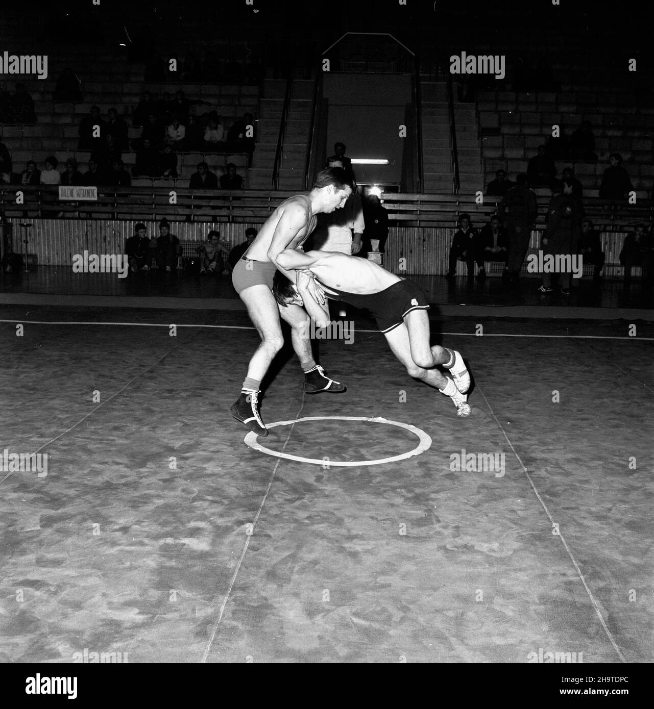 Katowice, 1969-12-06. XIV Miêdzynarodowy Turniej Zapaœniczy o memoria³ Paw³a Jasiñskiego odbywaj¹cy siê w dniach 6 - 7 grudnia 1969 r. w hali sportowej huty Baildom. Nz. Jurgen Penquitt z NRD i Pawe³ Tic z Banik Ostrava. mb PAP/Kazimierz Seko Katowice, Dec. 6, 1969. The 14th International Wrestling Tournament for the Pawel Jasinski Memorial held at the Baildon steel-works sports hall in December 6 and 7, 1969. Pictured: Jurgen Penquitt from GDR and Pawel Tic from Banik Ostrava. mb PAP/Kazimierz Seko Stock Photo