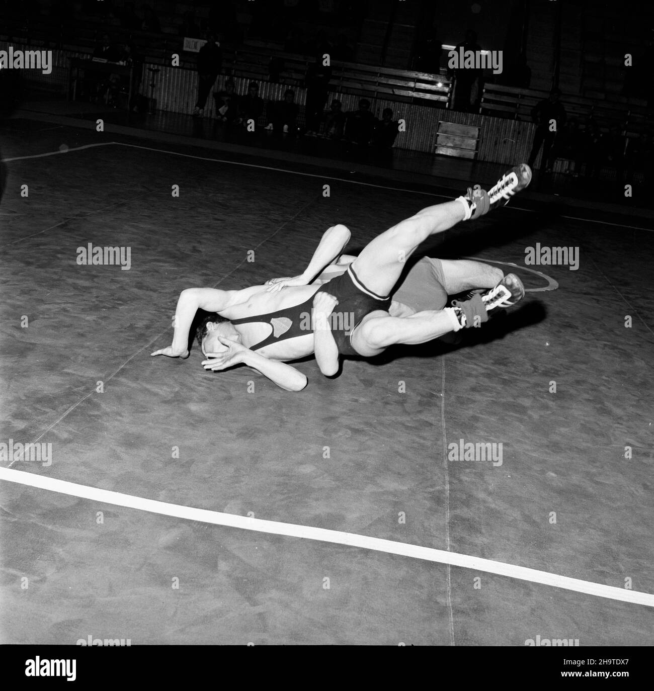 Katowice, 1969-12-06. XIV Miêdzynarodowy Turniej Zapaœniczy o memoria³ Paw³a Jasiñskiego odbywaj¹cy siê w dniach 6 - 7 grudnia 1969 r. w hali sportowej huty Baildom. Nz. walcz¹ Jiri Kursa z Banik Ostrava i Bernard Szczepañski z GKS Katowice. mb PAP/Kazimierz Seko Katowice, Dec. 6, 1969. The 14th International Wrestling Tournament for the Pawel Jasinski Memorial held at the Baildon steel-works sports hall in December 6 and 7, 1969. Pictured: Jiri Kursa from Banik Ostrava and Bernard Szczepanski from GKS Katowice. mb PAP/Kazimierz Seko Stock Photo