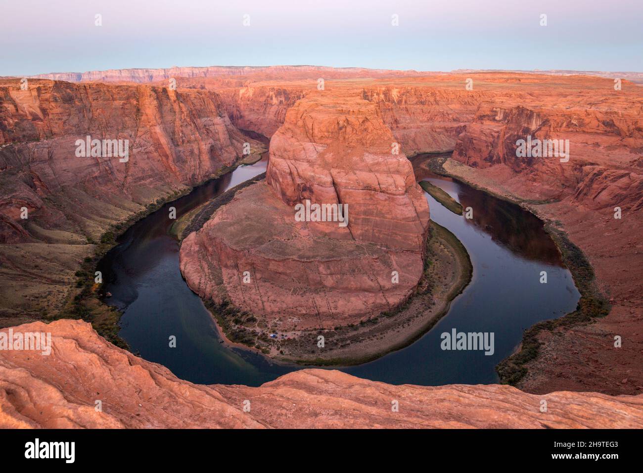 Glen Canyon National Recreation Area, Page, Arizona, USA. View from clifftop over the meandering Colorado River at Horseshoe Bend, dawn. Stock Photo