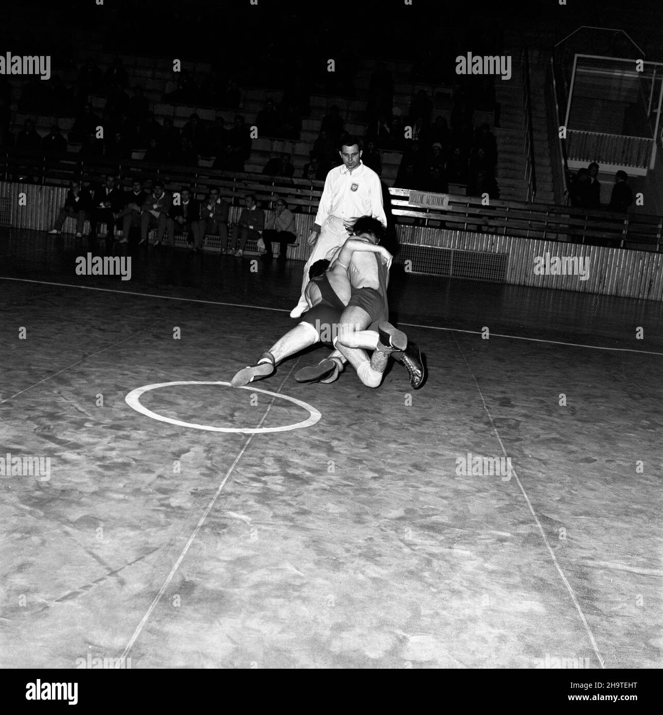 Katowice, 1969-12-06. XIV Miêdzynarodowy Turniej Zapaœniczy o memoria³ Paw³a Jasiñskiego, odbywaj¹cy siê w dniach 6 - 7 grudnia 1969 r. w hali sportowej huty Baildom w Katowicach. Nz. Walka Bronis³awa Ta³ach - Si³y i Krzysztofa Szczepaniaka, zawodników Gwardii Warszawa. mb PAP/Kazimierz Seko Katowice, Dec. 6, 1969. The 14th International Pawel Jasinski Wrestling Memorial held at the sport hall of the Baildom steel works in Katowice on December 6 and 7, 1969. Pictured: Bronislaw Talach-Sila contra Krzysztof Szczepaniak, both from Gwardia Warszawa. mb PAP/Kazimierz Seko Stock Photo