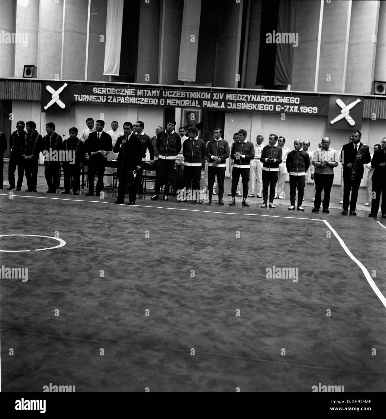 Katowice, 1969-12-06. XIV Miêdzynarodowy Turniej Zapaœniczy o memoria³ Paw³a Jasiñskiego odbywaj¹cy siê w dniach 6 - 7 grudnia 1969 r. w hali sportowej huty Baildom. Nz. widok ogólny hali podczas otwarcia zawodów. mb PAP/Kazimierz Seko Katowice, Dec. 6, 1969. The 14th International Wrestling Tournament for the Pawel Jasinski Memorial held at the Baildon steel-works sports hall in December 6 and 7, 1969. Pictured: the inauguration of the tournemeant. mb PAP/Kazimierz Seko Stock Photo
