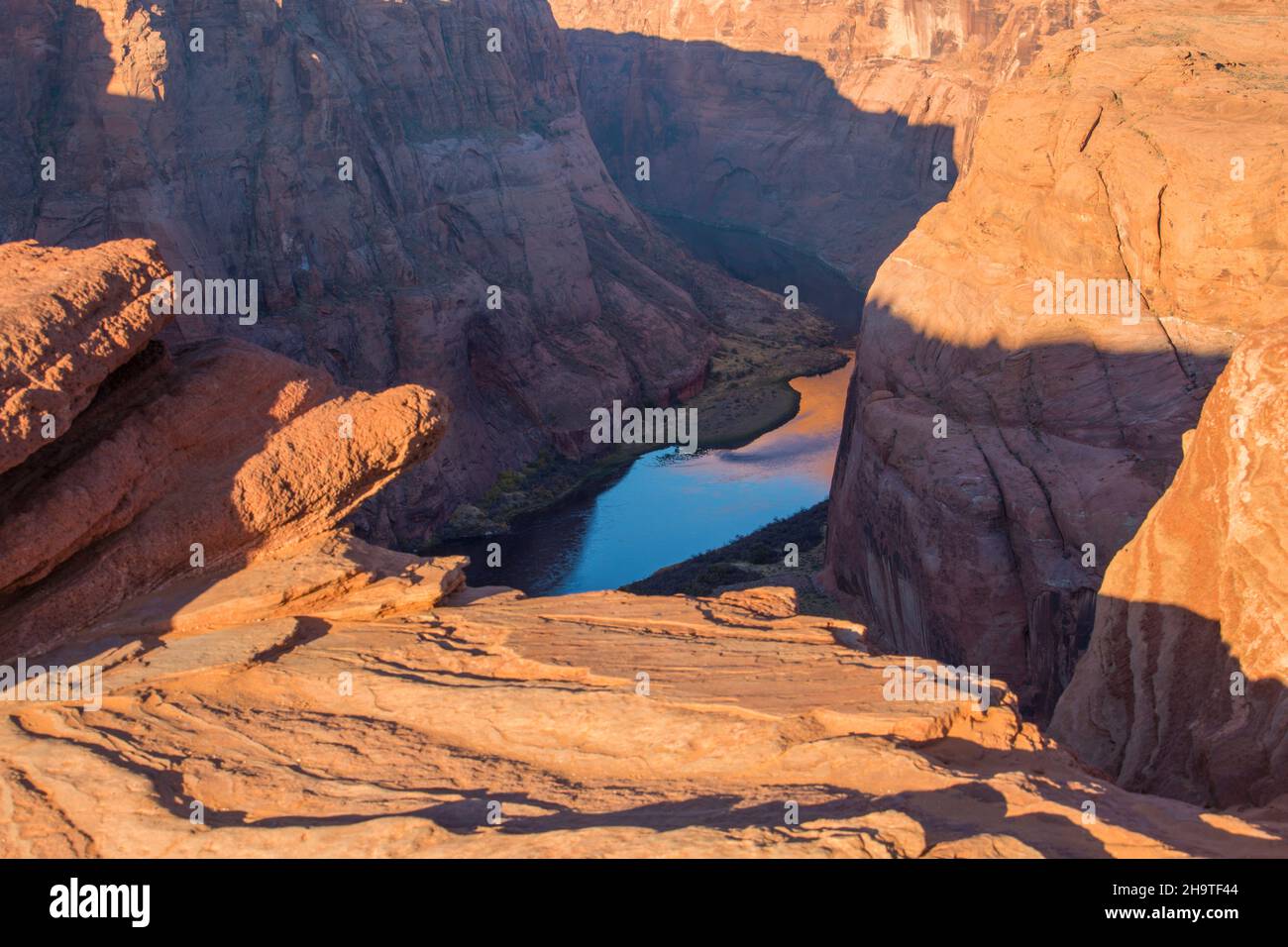 Glen Canyon National Recreation Area, Page, Arizona, USA. View from clifftop over the tranquil Colorado River at Horseshoe Bend, sunrise. Stock Photo