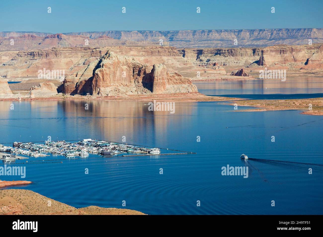 Glen Canyon National Recreation Area, Page, Arizona, USA. View over Wahweap Marina to the high rugged cliffs of Castle Rock and Romana Mesa. Stock Photo