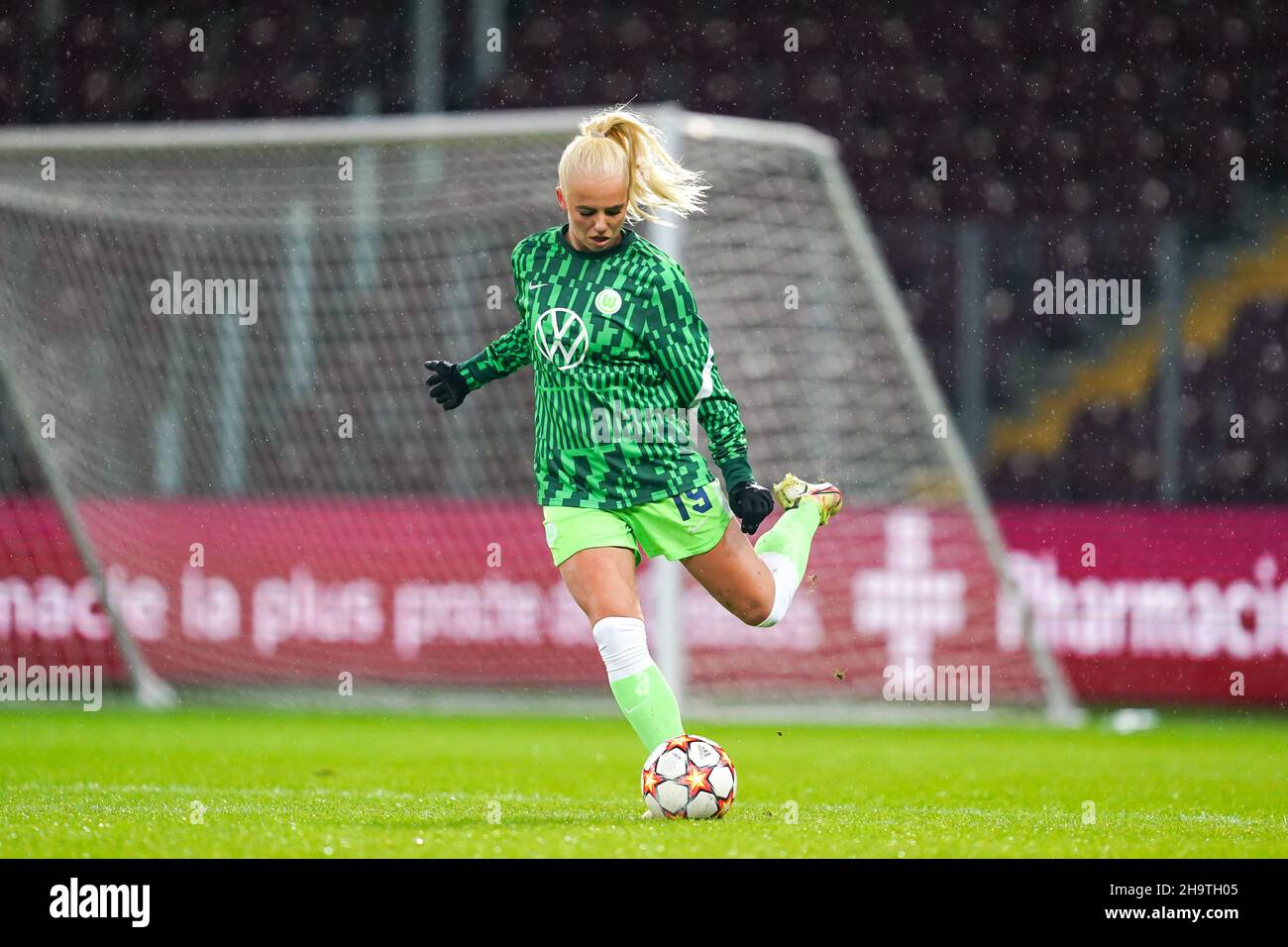 Geneva, Switzerland. 08th Dec, 2021. Geneva, Switzerland, December 8th  2021: Sofie Svava (19 VfL Wolfsburg) during warm up prior to the UEFA  Womens Champions League Group stage round 5 football match between