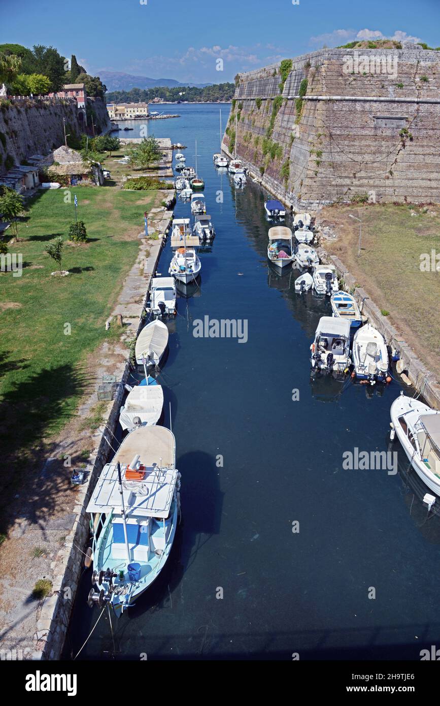 town of Corfu, the canal between the town and the castlle Palio Enetiko Frourio, Greece, Ionian Islands, Corfu, Corfu Stock Photo