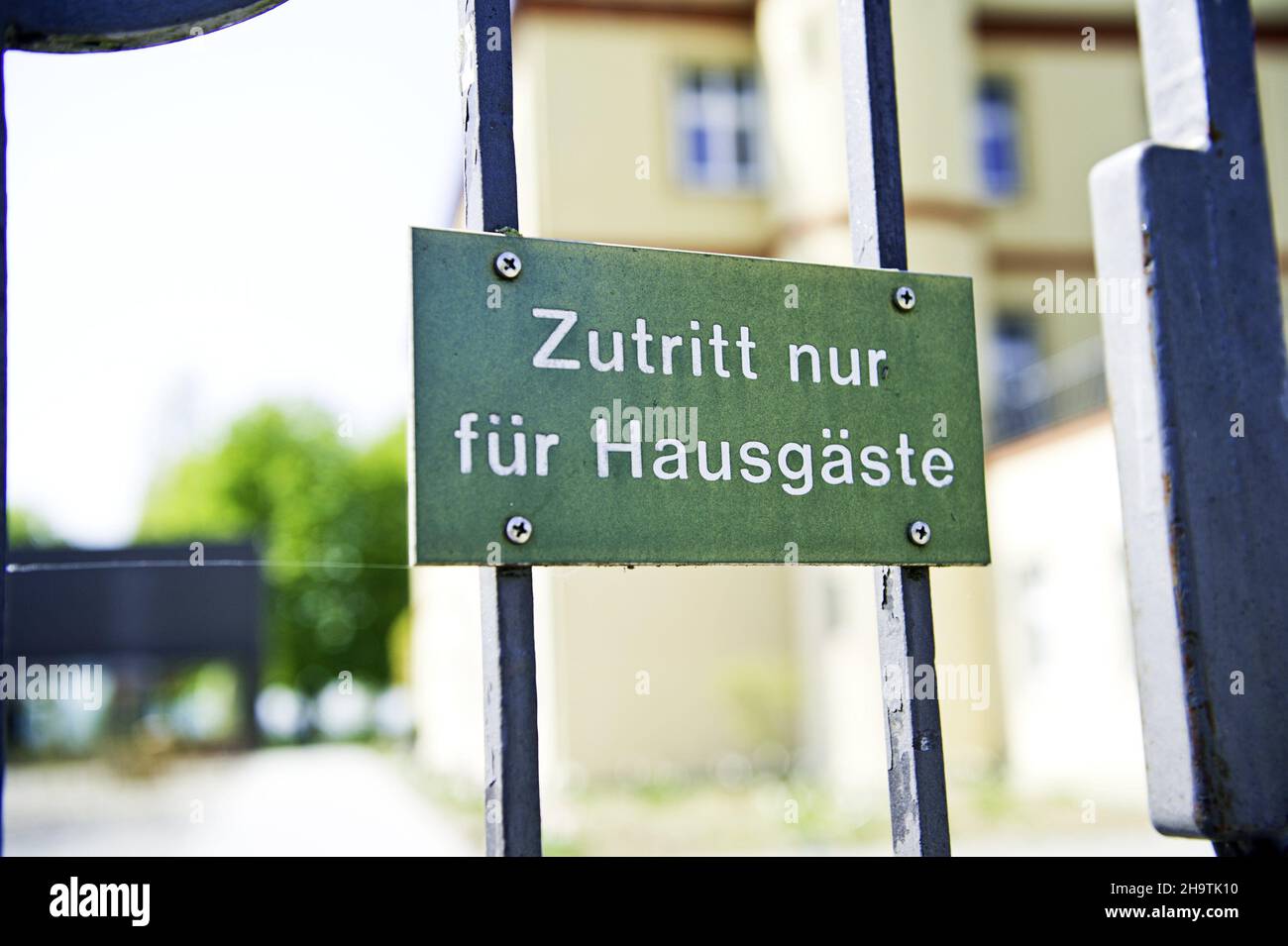 sign at a gate: entry only for house guests, Germany Stock Photo