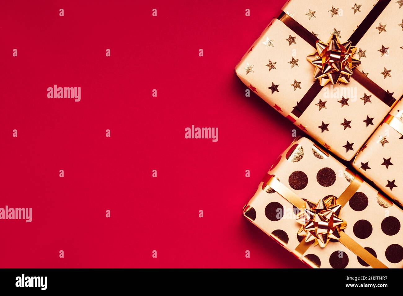 Border golden gift box hi-res stock photography and images - Alamy