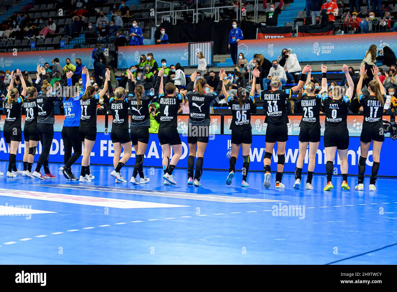 Granollers, Spain. 08th Dec, 2021. Handball, Women: World Cup, Germany - Congo, Main Round, Group 3, Matchday 1: The German team celebrates after the 29:18. Credit: Marco Wolf/wolf-sportfoto/dpa/Alamy Live News Stock Photo